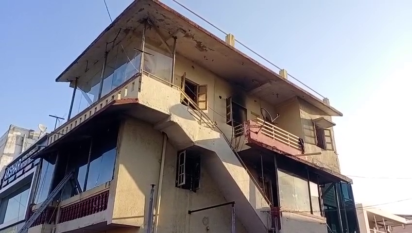 ભરૂચ આલ્ફા સોસાયટીમાં આવેલા એક મકાનમાં આગ લાગતા આસપાસના રહીશોમાં દોડધામ