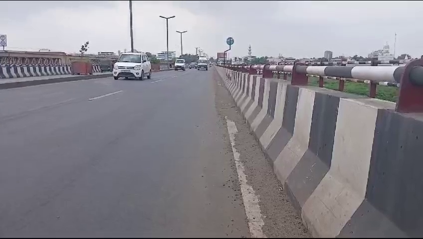 ભરૂચ અને અંકલેશ્વરને જોડતા નર્મદા મૈયા બ્રિજ પરથી નદીમાં મોત છલાંગ લગાવવા આવેલી એક મહિલાને ત્યાંથી પસાર થતા એક જાગૃત નાગરિકે બચાવી લીધા હતા.