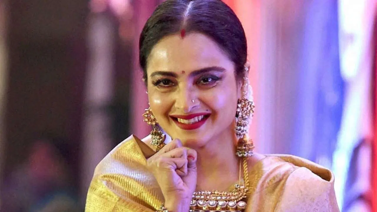અભિનેત્રી રેખા હંમેશા સિંદૂર લગાવેલી જોવા મળે છે. તો જાણો આજે, કોના નામનો સિંદૂર લગાવે છે રેખા ?