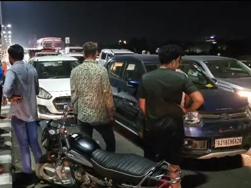 ભરૂચ: નર્મદા મૈયા બ્રિજ પર અકસ્માત એક કારે અચાનક બ્રેક મારતા પાછળથી 4 વાહન અથડાયા;