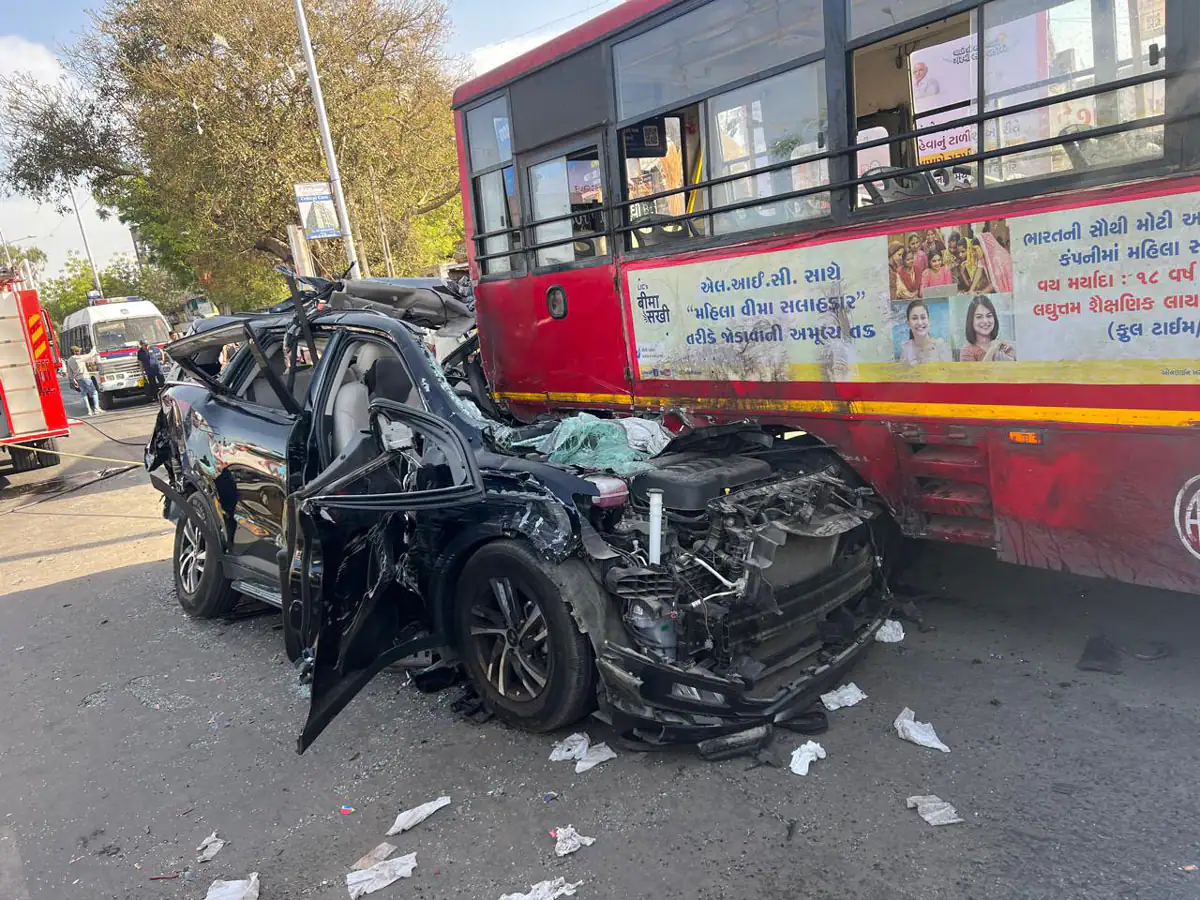 અમદાવાદના ચાંદખેડામાં ગમખ્વાર અકસ્માત, SUV કારે બાઈકને ટક્કર મારી બસની પાછળ ઘૂસી;