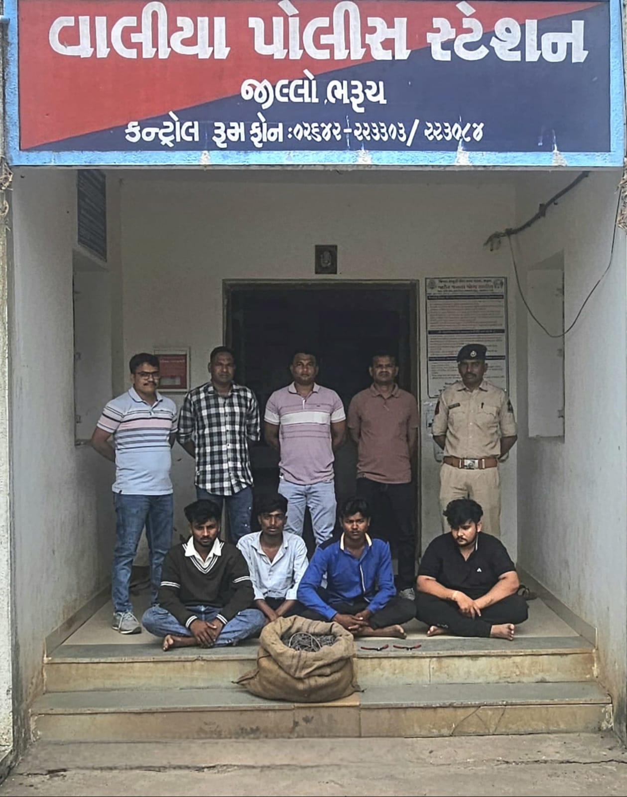વાલિયા પોલીસે સોલાર પ્લાન્ટમાં ચોરીના બે ગુનાઓ ઉકેલી કાઢી કોપર વાયરનો જથ્થો ભરેલ ઇક્કો ગાડી સાથે ચાર આરોપી